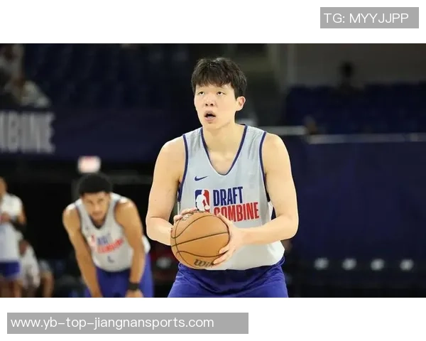 杨瀚森弧顶巧妙策应约基奇式助攻助队友轻松上篮