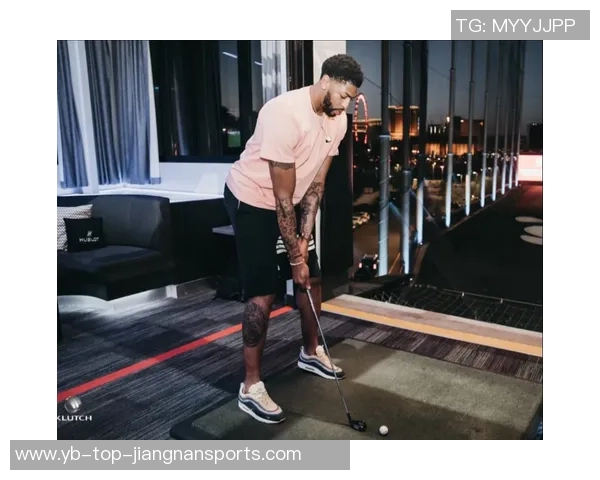 詹姆斯在家高尔夫模拟器练球分享精进球技的日常时光 詹姆斯在家高尔夫模拟器练球分享精进球技的日常时光